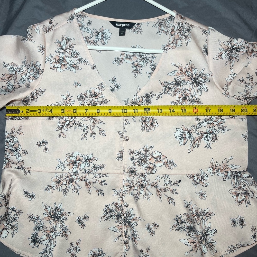 Express Floral Light Pink Button Up Top size Medium women’s - Picture 8 of 9